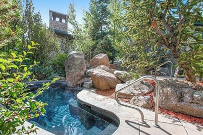 Corner chalet with pool, hot tub, WiFi & W/D - short walk to lifts