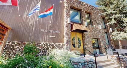 Main Street studio - pool & hot tub - walk to lifts, dog-friendly, balcony