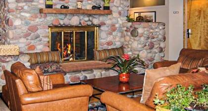 Main Street gem - pool & hot tub - walk to lifts, dog-friendly, third floor