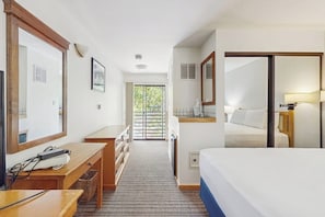 Iron/ironing board, travel cot, free WiFi, bed sheets - Main Street gem - pool & hot tub - walk to lifts, dog-friendly, third floor (Aspen)