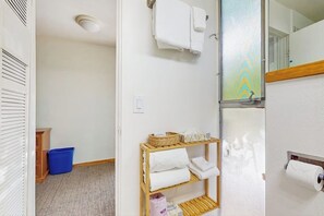 Shower, hair dryer, towels - Main Street gem - pool & hot tub - walk to lifts, dog-friendly, third floor (Aspen)