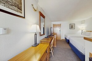 Tabla de planchar con plancha, cuna de viaje, wifi gratis y ropa de cama