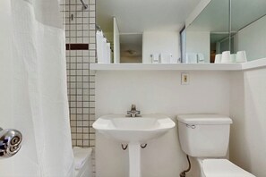 Dusche, Haartrockner, Handtücher