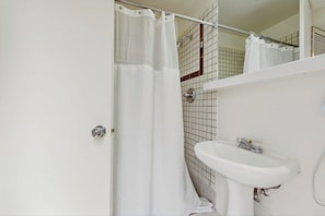 Shower, hair dryer, towels - Main Street gem - pool & hot tub - walk to lifts, dog-friendly, balcony (Aspen)