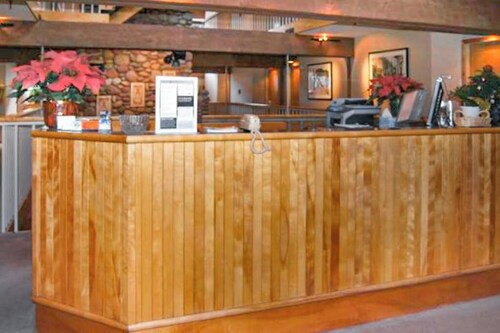 Main Street gem - pool & hot tub - walk to lifts, dog-friendly, balcony