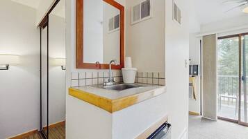 Refrigerador, microondas, cafetera y tetera y tostadora
