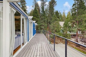 Terrace/patio - Dog-OK, updated home with WiFi, Sauna,  game room - close to lakes & hiking (Lake Arrowhead)