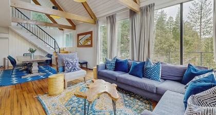 Dog-OK, updated home with WiFi, Sauna, game room - close to lakes & hiking