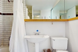 Bathroom - Main Street stay - pool & hot tub - walk to lifts, dog-friendly, third floor (Aspen)