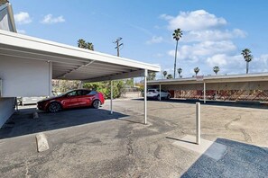 Property grounds - Fun and retro split-level studio conveniently close to Santa Barbara (Carpinteria)