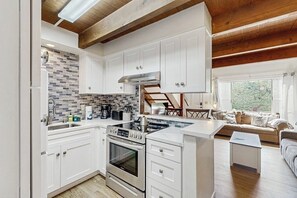 Fridge, microwave, oven, stovetop - Fun and retro split-level studio conveniently close to Santa Barbara (Carpinteria)