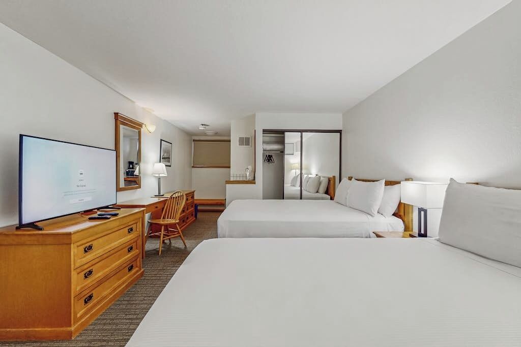 Een strijkplank/strijkijzer, reisbedje, gratis wifi, beddengoed