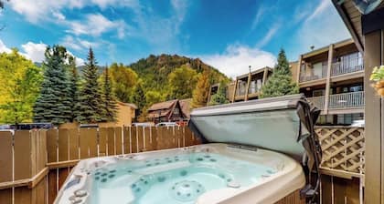 Main St. room - pool & hot tub - walk to lifts, dog-friendly, ground-floor