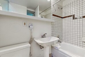 Bathroom - Main St. room - pool & hot tub - walk to lifts, dog-friendly, ground-floor (Aspen)