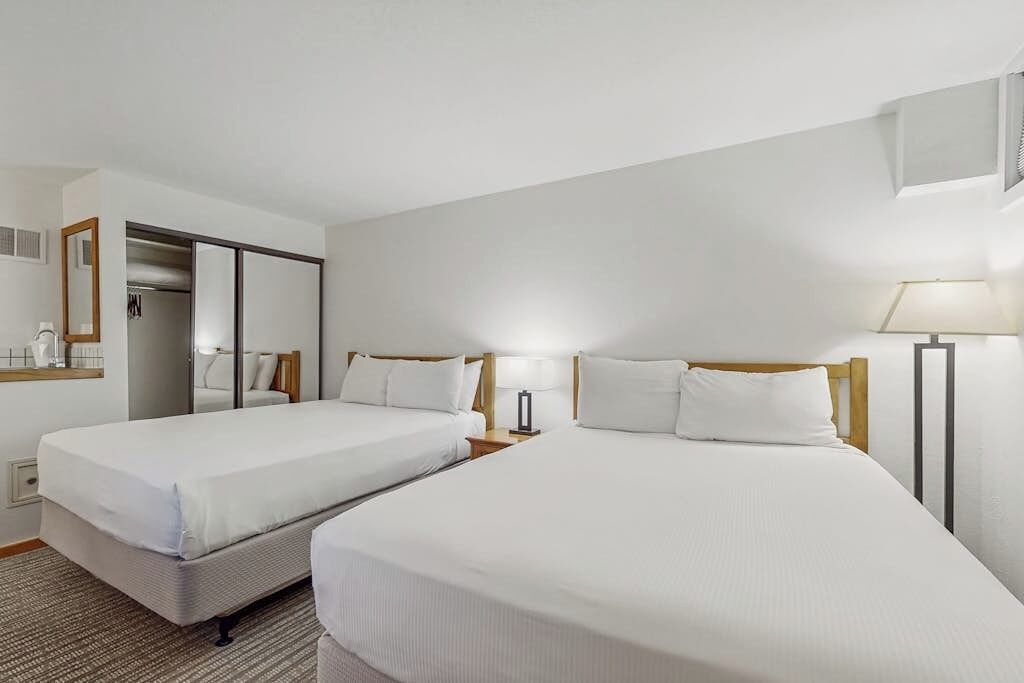 Een strijkplank/strijkijzer, reisbedje, gratis wifi, beddengoed