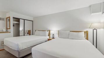 Een strijkplank/strijkijzer, reisbedje, gratis wifi, beddengoed