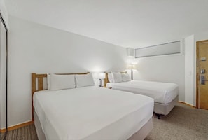 Iron/ironing board, travel cot, free WiFi, bed sheets - Main St. room - pool & hot tub - walk to lifts, dog-friendly, ground-floor (Aspen)
