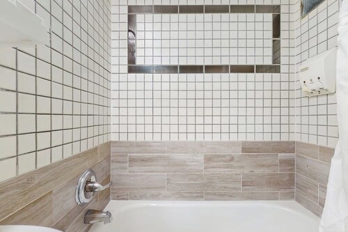 Main Street room - pool & hot tub - walk to lifts, dog-friendly, garden-level