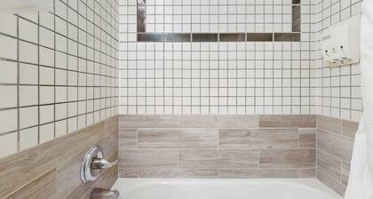 Main Street room - pool & hot tub - walk to lifts, dog-friendly, garden-level