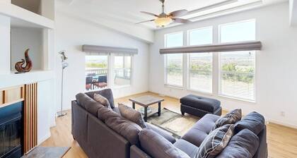 Wine Enthusiast Escape w/ Vineyard Views - 7 Miles to Downtown