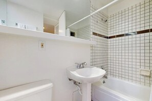Bathroom - Second-floor room on Main St - pool & hot tub - walk to lifts, dog-friendly (Aspen)