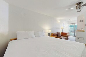 Room - Second-floor room on Main St - pool & hot tub - walk to lifts, dog-friendly (Aspen)