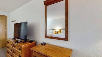 Iron/ironing board, travel crib, free WiFi, bed sheets
