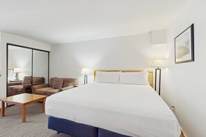 Iron/ironing board, travel cot, free WiFi, bed sheets - Main Street room - pool & hot tub - walk to lifts, dog-friendly, balcony (Aspen)