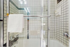 Shower, hair dryer, towels - Main Street room - pool & hot tub - walk to lifts, dog-friendly, balcony (Aspen)