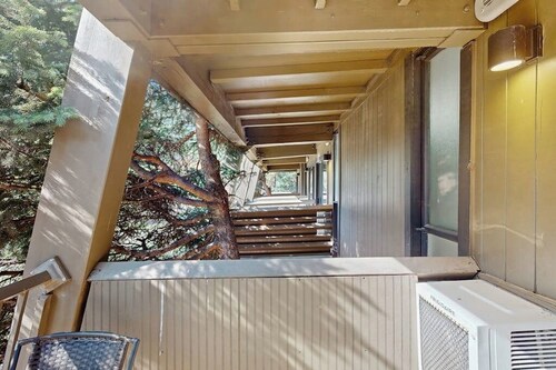 Main Street room - pool & hot tub - walk to lifts, dog-friendly, balcony