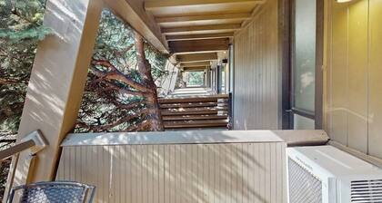 Main Street room - pool & hot tub - walk to lifts, dog-friendly, balcony
