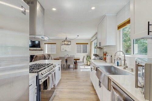 Two-story home w/enclosed yard, patio, gas fireplace, washer/dryer, & fast WiFi