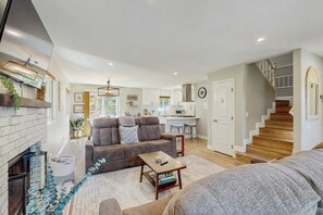 TV, fireplace