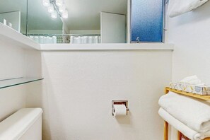 Bathroom - Ground-floor room on Main St - pool & hot tub - walk to lifts, dog-friendly (Aspen)