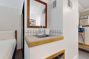 Interior - Main Street room - hot tub & pool - walk to lifts, dog-friendly, ground-floor (Aspen)