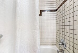 Shower, hair dryer, towels - Main Street room - hot tub & pool - walk to lifts, dog-friendly, ground-floor (Aspen)