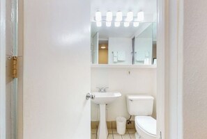 Shower, hair dryer, towels - Main Street room - hot tub & pool - walk to lifts, dog-friendly, ground-floor (Aspen)