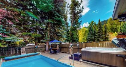 Main Street studio - pool & hot tub - walk to lifts, dog-friendly, ground-floor