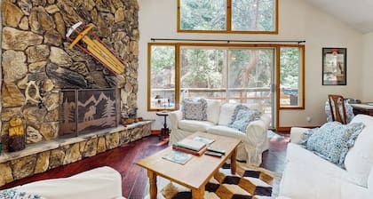 Fantastic & private lake retreat with spacious deck - perfect location near town
