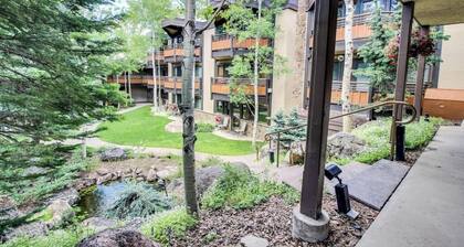 Woodsy Ski-In/Ski-Out Condo w/ Shared Pool & Hot Tubs - Next to the Slopes
