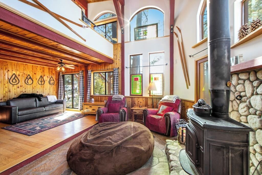 Classic Two-story Cabin & Loft With Fast Wifi, Wood Stove & Balcony - Ski Nearby - Running Springs, CA