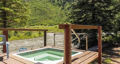 Cozy, waterfront, mountainview cabin w/prime location & shared hot springs