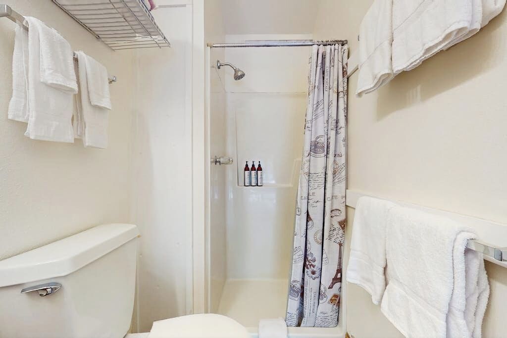 Douche, sèche-cheveux, serviettes fournies
