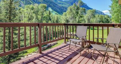 Waterfront cabins next to nature preserve - private hot tub & river views