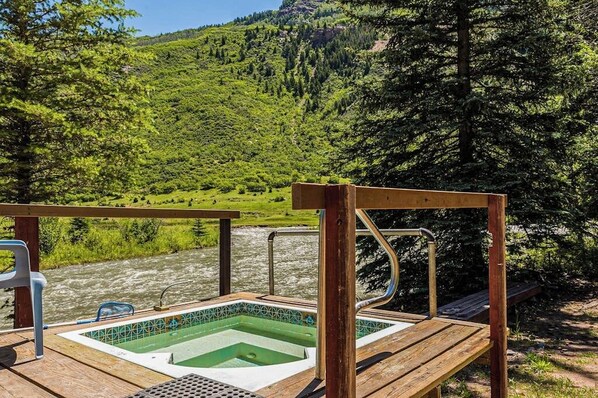 Bain à remous extérieur