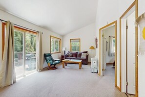 Ein Wohnzimmer mit einer Couch, einem Sessel, einem Couchtisch und einer Heizung.