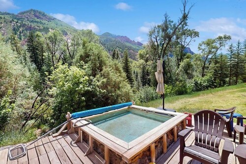 Rustic cabin with shared hot springs on the Crystal River