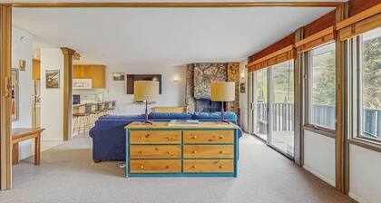 Cozy ski-in/ski-out condo with pool in summer & hot tub, year round
