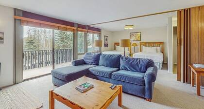 Cozy ski-in/ski-out condo with pool in summer & hot tub, year round