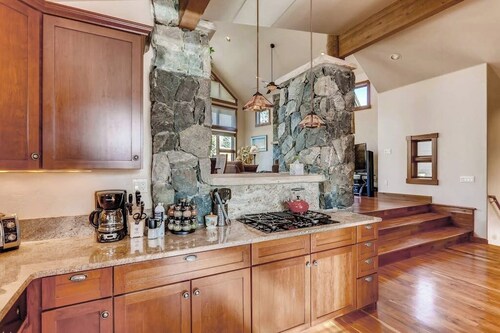 Mountain retreat overlooking Breck Golf Course with hot tub, free WiFi, & W/D